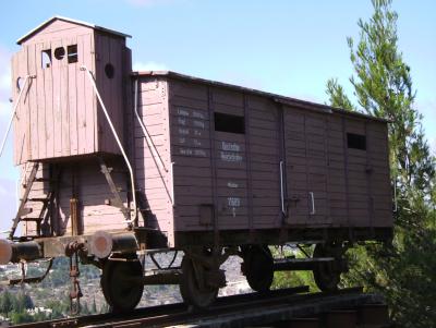 Togvogne som denne blev brugt til at transportere jøder til udryddelseslejrene. Denne vogn er udstillet på Holocaust museet Yad Vashem