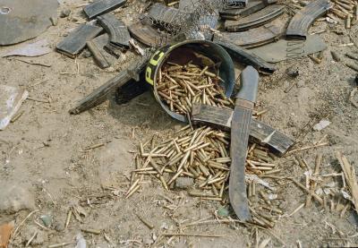Macheter og patroner fundet ved Gisenyi, Rwanda, i juli 1994 © UN Photo by John Isaac