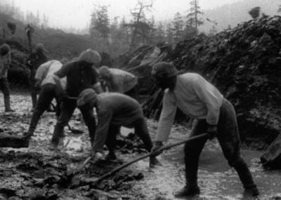 Tvangsarbejdere bygger vej i 1930'erne