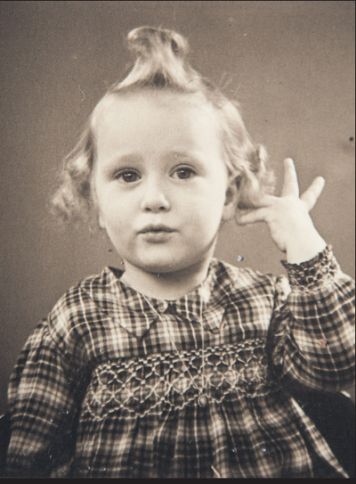 Tove var 3 år, da hendes mor måtte flygte til Sverige. Under krigen boede Tove hos en plejefamilie i Gilleleje.