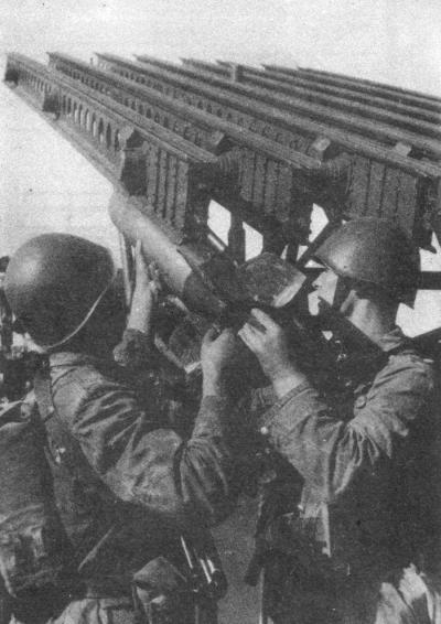 Sovjetiske soldater benytter artilleriet Katyusha. som også blev kaldt et "Stalin-orgel"