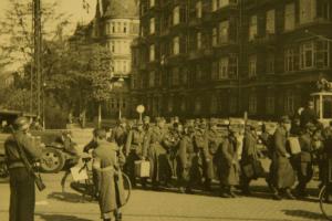 Tyske soldater forlader København over Langebro 6. maj 1945 © Københavns Bymuseum