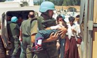 FN-soldat evakuerer et lille barn, Bosnien 1993