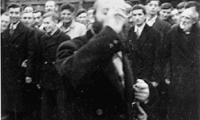 En religiøs jøde ydmyges offentligt, mens en folkemængde ser på. Polen, 1941 ©USHMM