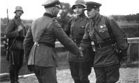 Tysk og sovjetisk officer giver hånd efter 2. Verdenskrigs begyndelse, 1939