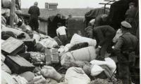 Det var de jødiske fangers opgave at sortere baggagen, når nye fanger ankom til Auschwitz © Yad Vashem