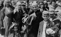 Ankomst. Kvinder og børn afventer udvælgelse på rampen i Auschwitz © USHMM