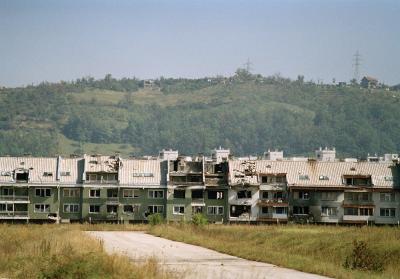 Bygninger ødelagt af bomber ved Sarajevos lufthavn, 1992 © UN Photo by John Isaac