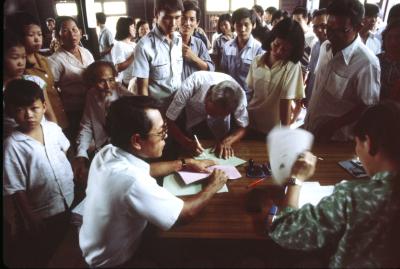 Flygtninge fra Cambodja, Vietnam og Laos indregistrerer sig i et transitcenter i Thailand. 1979 © UN Photo by John Isaac