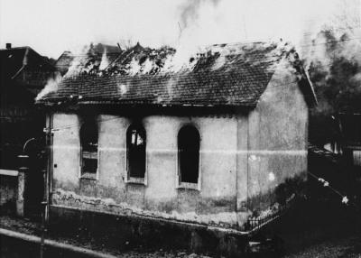 Morgenen efter Krystalnatten. Lokale beboere ser til, mens Ober Ramstadt synagogen brænder. © USHMM