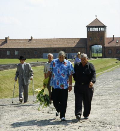 Overlevende fra Auschwitz-Birkenau og slægtninge til ofrene for nazisternes forfølgelser ankommer til den tidligere udryddelseslejr for at mindes de dræbte. © Carsten Fenger-Grøndahl 