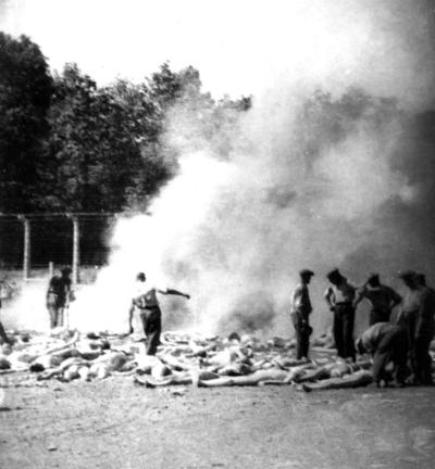 Afbrænding af lig i Auschwitz-Birkenau. Foto tager af i hemmelighed i Auschwitz og skjult for at dokumentere for eftertiden, hvad der fandt sted