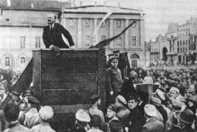 Lenin taler til folket på Den Røde Plads, 1920