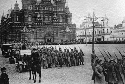 Bolsjevikker marcherer på Den Røde Plads, 1917