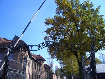 Den berømte indgangsport til Auschwitz med udsagnet "Arbeit macht frei" © Natalia Anna Suchcicka