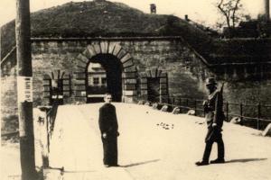 En bevogtet indgang til Theresienstadt © Yad Vashem
