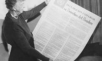 Eleanor Roosevelt med den spanske udgave af Menneskerettighedserklæringen i 1949 
