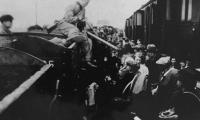 Jøder flyttes fra åbne til lukkede vogne på vej til udryddelseslejren Chelmo © USHMM