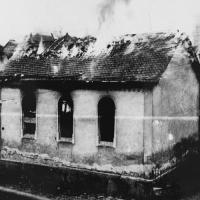 Morgenen efter Krystalnatten. Lokale beboere ser til, mens Ober Ramstadt synagogen brænder. © USHMM