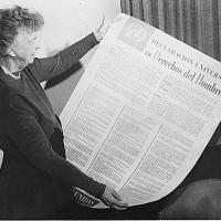 Eleanor Roosevelt med den spanske udgave af Menneskerettighedserklæringen i 1949 