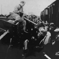 Jøder flyttes fra åbne til lukkede vogne på vej til udryddelseslejren Chelmo © USHMM