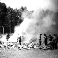 Afbrænding af lig i Auschwitz-Birkenau. Foto tager af i hemmelighed i Auschwitz og skjult for at dokumentere for eftertiden, hvad der fandt sted