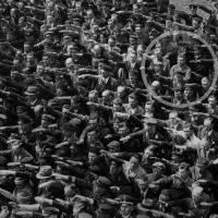 MODSTAND. Fotografiet blev taget i Hamborg i 1936 ved søsætningen af et skib. Iblandt tilskuerne kan man se en person, der nægtede at heile. Det var August Landmesser. Han havde en del kontroverser med nazisterne og blev blandt andet idømt to års hårdt ar