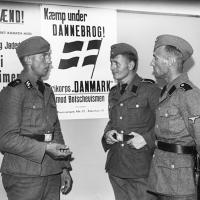 Frivillige foran hverveplakater for Frikorps Danmark og regiment Nordland © Frihedsmuseet