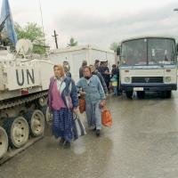 Bosniske muslimer ved en FN check-point under krigen i Bosnien © UN Photo by John Isaac